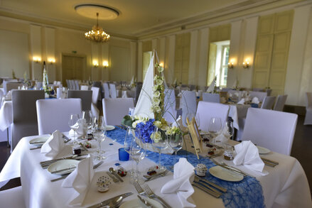 Eleganter Ballsaal mit tanzenden Paaren und Liveband im Hintergrund