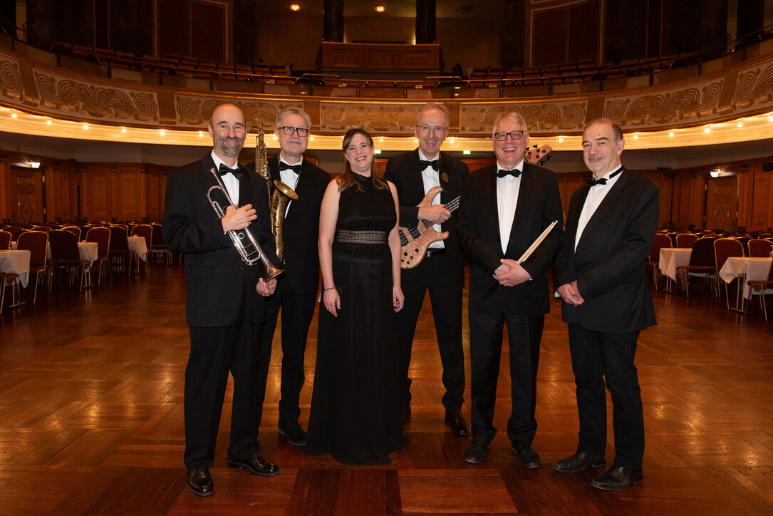 Fünf Musiker mit Sängerin