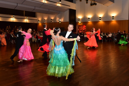 Eleganter Ballsaal mit tanzenden Paaren und Liveband im Hintergrund